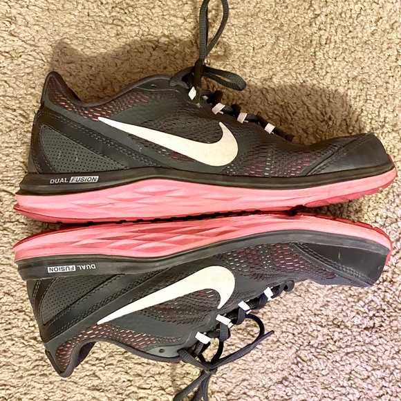 Nike running gym shoes - Picture 2 of 4